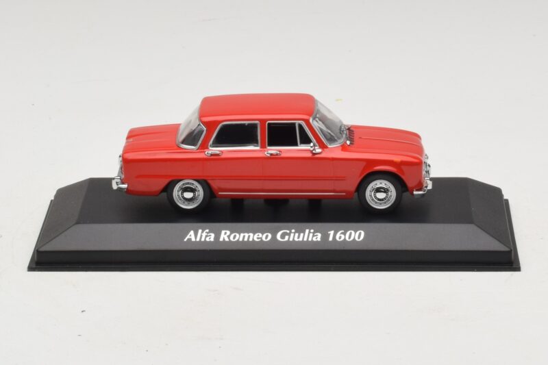 Alfa Romeo Giulia 1600 レッド Maxichamps 1:43 940120901 メタル