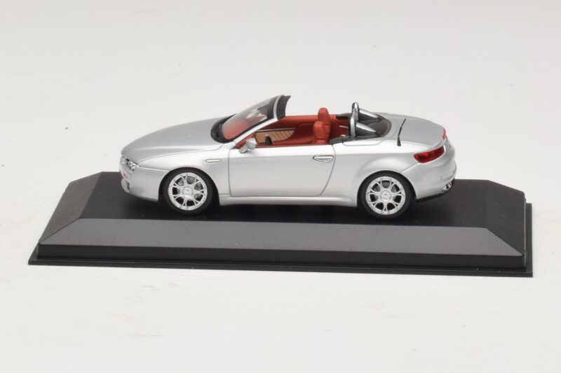 Alfa Romeo Giulia Spider シルバー Minichamps 1:43 400120731 メタル