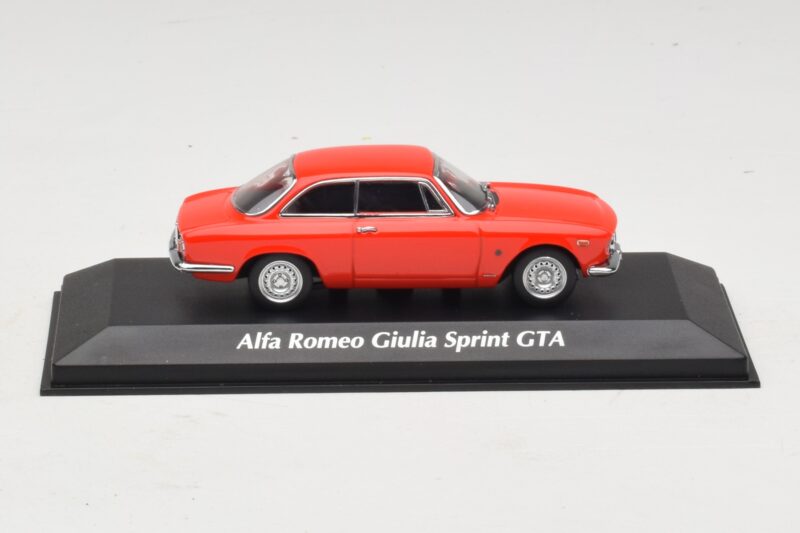 Alfa Romeo Giulia Sprint GTA レッド Maxichamps 1:43 940120440 メタル