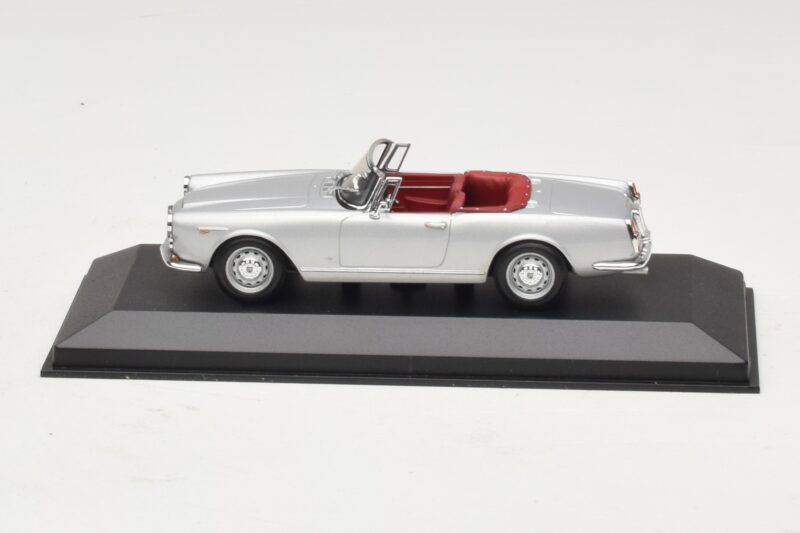 Alfa Romeo Spider 916 3.2 V6 24V シルバー Minichamps 1:43 400120330 メタル