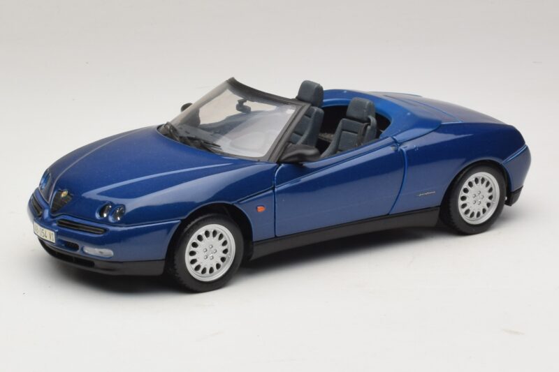 Alfa Romeo Spider 916 ブルー Maisto 1:18 31831 メタル