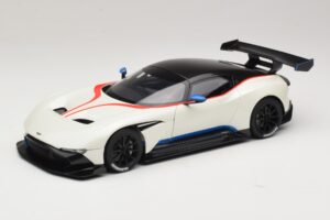 Aston Martin Vulcan Stratus White ブルーとレッドのストライプ AUTOart 1:18 70261 コンポジット