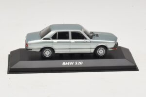 BMW 520 E12 ライトブルーメタリック Maxichamps 1:43 940023002 Diecast