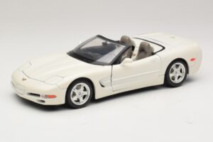 Chevrolet Corvette C5 カブリオレ ホワイト Bburago 1:18 3076-P1 メタル