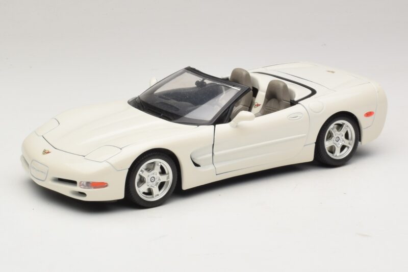 Chevrolet Corvette C5 カブリオレ ホワイト Bburago 1:18 3076-P1 メタル