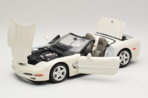 Chevrolet Corvette C5 カブリオレ ホワイト Bburago 1:18 3076-P1 メタル - 画像 2/8