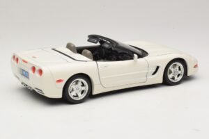 Chevrolet Corvette C5 カブリオレ ホワイト Bburago 1:18 3076-P1 メタル - 画像 3/8
