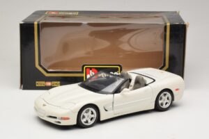Chevrolet Corvette C5 カブリオレ ホワイト Bburago 1:18 3076-P1 メタル - 画像 8/8