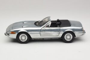 Ferrari 365 GTS Chrome Silver Hot Wheels 1:18 25738 メタル - 画像 4/8