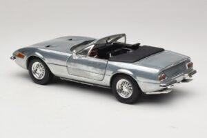 Ferrari 365 GTS Chrome Silver Hot Wheels 1:18 25738 メタル - 画像 7/8