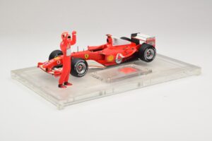 Ferrari F2004 #1 M. Schumacher F1 World Champion 2004 レーシングスーツ付き Hot Wheels 1:18 B66221 メタル