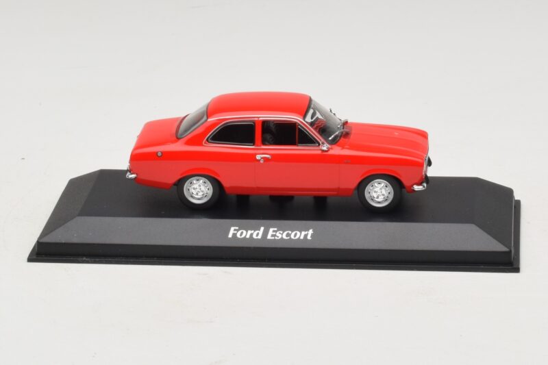 Ford Escort Mk1 レッド Maxichamps 1:43 940081001 メタル