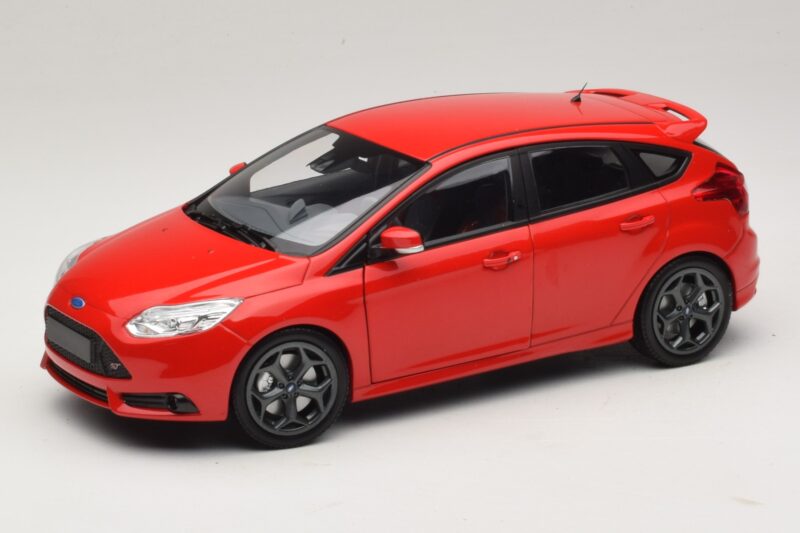 Ford Focus ST Mk2 レッド Minichamps 1:18 110082002 メタル