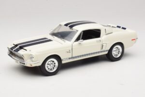 Ford Shelby GT500KR ホワイト Road Legends 1:18 92168 メタル