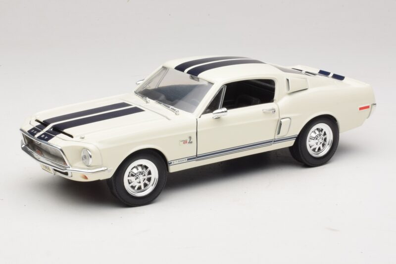 Ford Shelby GT500KR ホワイト Road Legends 1:18 92168 メタル
