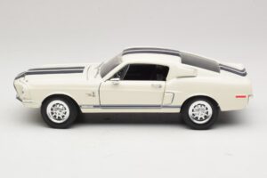 Ford Shelby GT500KR ホワイト Road Legends 1:18 92168 メタル - 画像 4/8