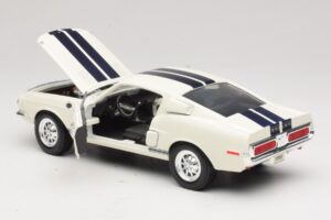 Ford Shelby GT500KR ホワイト Road Legends 1:18 92168 メタル - 画像 5/8