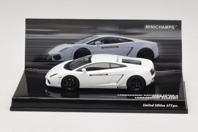 Lamborghini Gallardo LP560-4 Academy ホワイト Minichamps 1:43 436103801 メタル