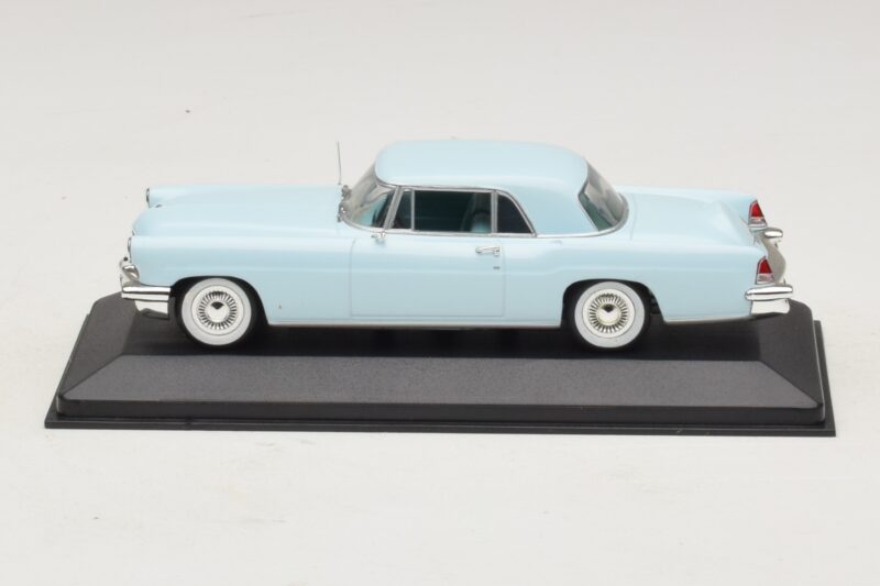 Lincoln Continental Mark II ライトブルー Minichamps 1:43 400082304 メタル