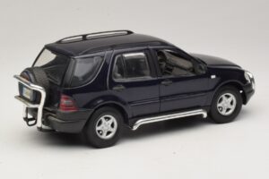 Mercedes ML320 W163 ブルー Maisto 1:18 31847 メタル - 画像 3/8