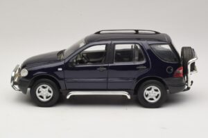 Mercedes ML320 W163 ブルー Maisto 1:18 31847 メタル - 画像 4/8
