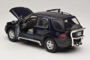 Mercedes ML320 W163 ブルー Maisto 1:18 31847 メタル - 画像 5/8