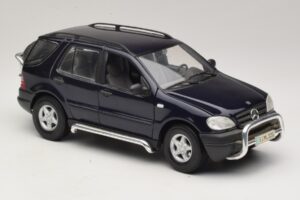 Mercedes ML320 W163 ブルー Maisto 1:18 31847 メタル - 画像 6/8