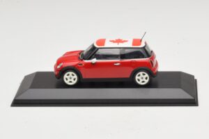 Mini Cooper S R53 レッド カナダ国旗付き Minichamps 1:43 Mini Cooper S R53 レッド カナダ国旗付き Minichamps 1:43 MINI017 Diecast