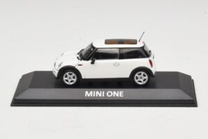 Mini Cooper S R53 ホワイト パノラマルーフ付き Minichamps 1:43 Mini Cooper S R53 ホワイト パノラマルーフ付き Minichamps 1:43 MINI020 Diecast