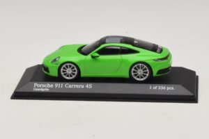 Porsche 911 992 Carrera 4S グリーン Minichamps 1:43 410069322 メタル