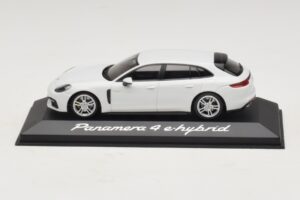 Porsche Panamera 971 4 E-Hybrid ホワイト Minichamps 1:43 WAP0207620H メタル