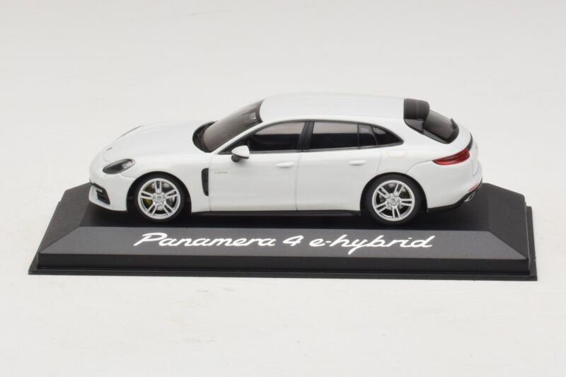 Porsche Panamera 971 4 E-Hybrid ホワイト Minichamps 1:43 WAP0207620H メタル