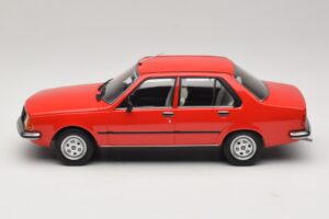 Renault 18 レッド MCG 1:18 MCG18595 メタル - 画像 3/6