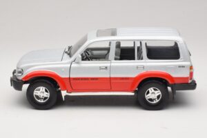 Toyota Land Cruiser J80 シルバーレッド Road Legends 1:18 92098 メタル - 画像 4/8