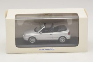 Volkswagen Golf Mk4 カブリオレ シルバー ディーラーエディション Minichamps 1:43 GOLF004 メタル - 画像 5/5