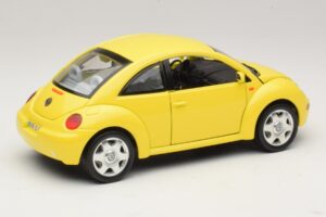 Volkswagen New Beetle A4 イエロー Bburago 1:18 3302 メタル - 画像 3/8