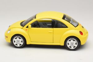 Volkswagen New Beetle A4 イエロー Bburago 1:18 3302 メタル - 画像 4/8
