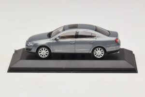 Volkswagen Passat B6 グレーメタリック Minichamps 1:43 PASSAT006 メタル
