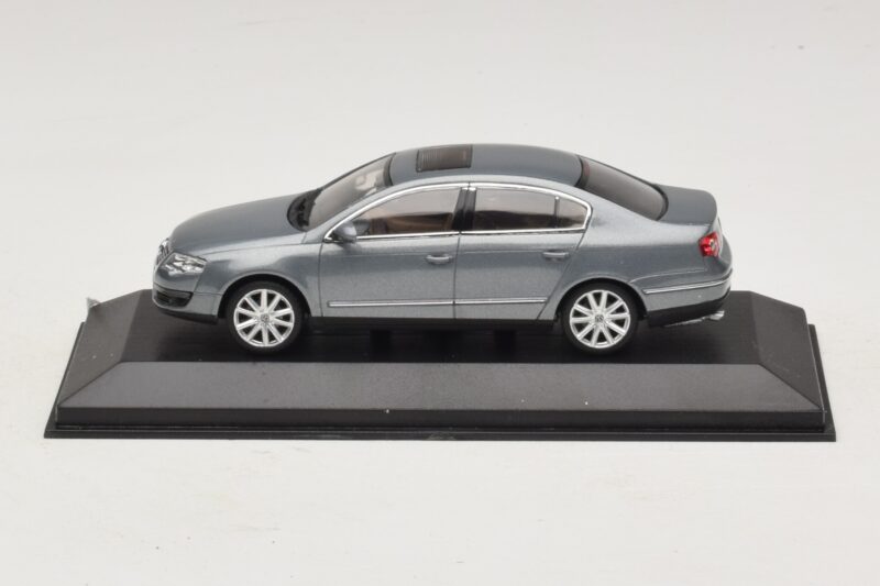 Volkswagen Passat B6 グレーメタリック Minichamps 1:43 PASSAT006 メタル