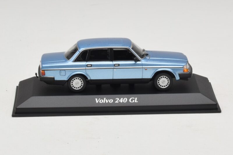 Volvo 240 GL Blue Metallic Maxichamps 1:43 940171400 Diecast